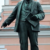 У проходной нас встречал бронзовый Ильич. Самый первый памятник вождю мирового пролетариата в нашем городе